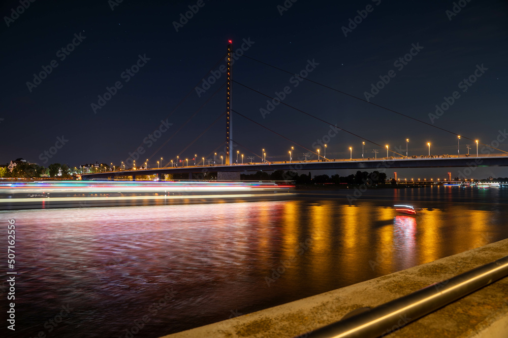 Oberkasseler Brücke bei Nacht 