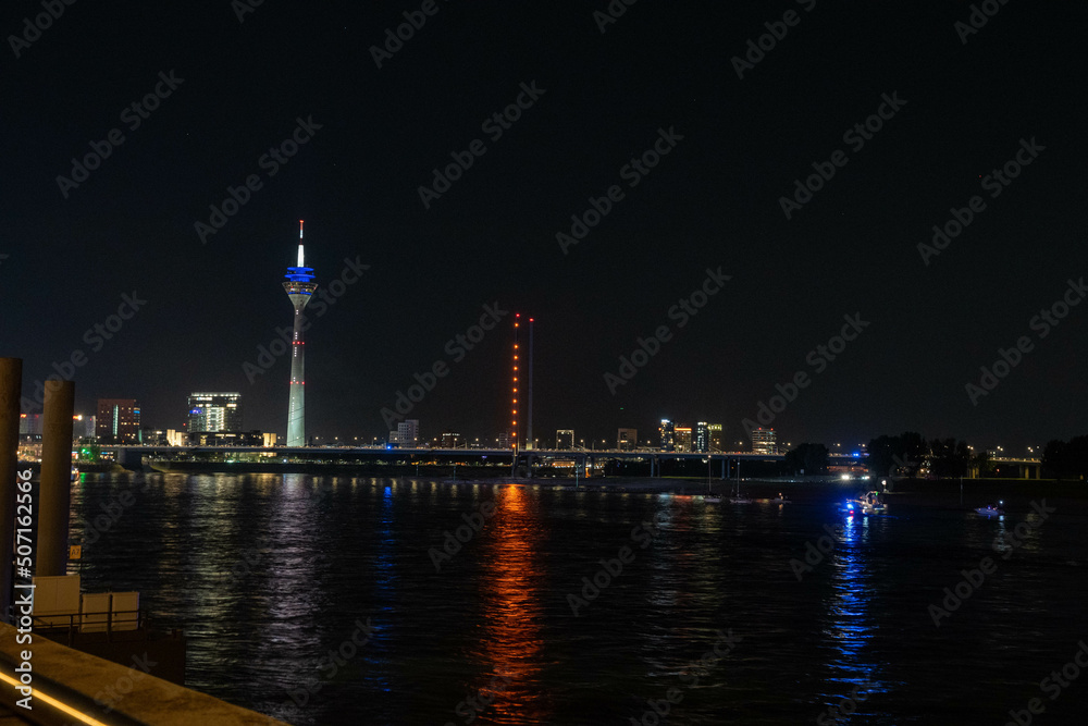 Rheinturm bei Nacht - Düsseldorf