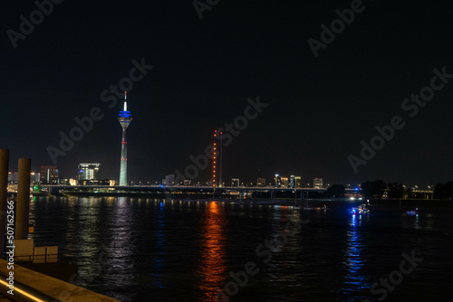Rheinturm bei Nacht - Düsseldorf