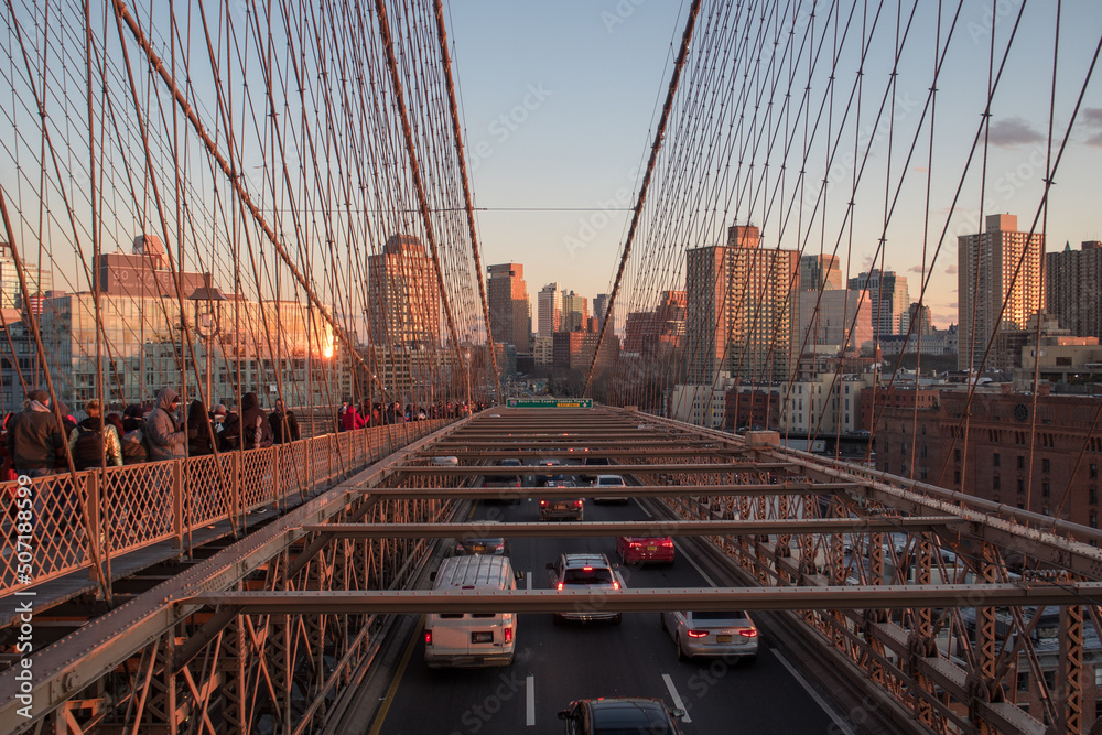 Fototapeta premium The Sun Sets and Night Falls on New York City