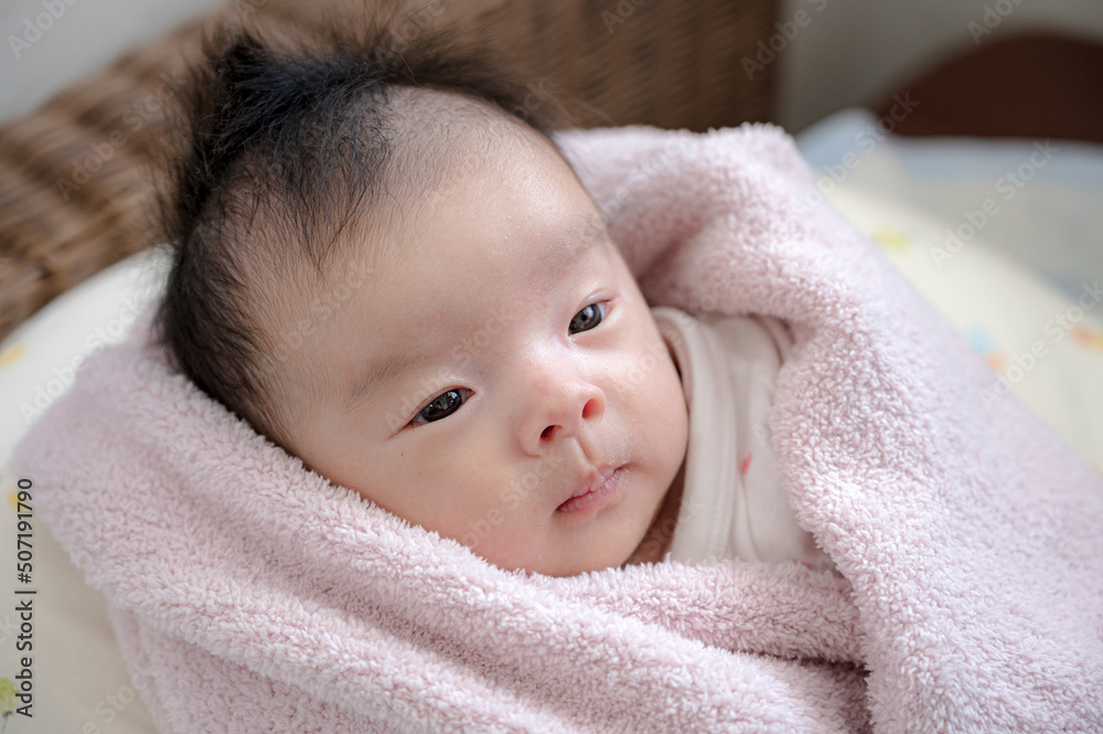 横たわったご機嫌な赤ちゃん 横たわったご機嫌な赤ちゃん