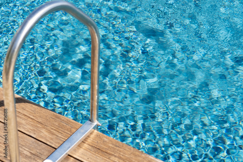 blauer pool baden im urlaub klares wasser bei sonnnschein