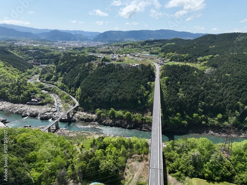 岐阜県大井ダム、橋をドローン空撮した風景。