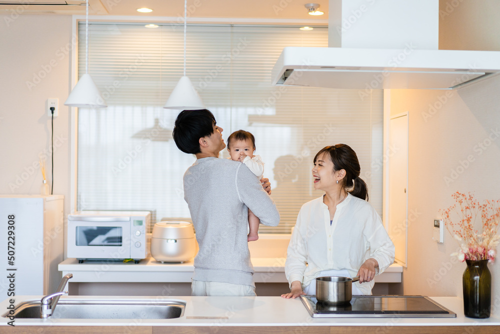 子育てと家事を分担する若いファミリー 子育てと家事を分担する若いファミリー