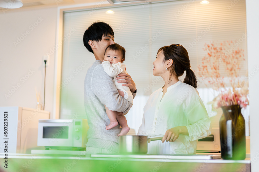 子育てと家事を分担する若いファミリー 子育てと家事を分担する若いファミリー