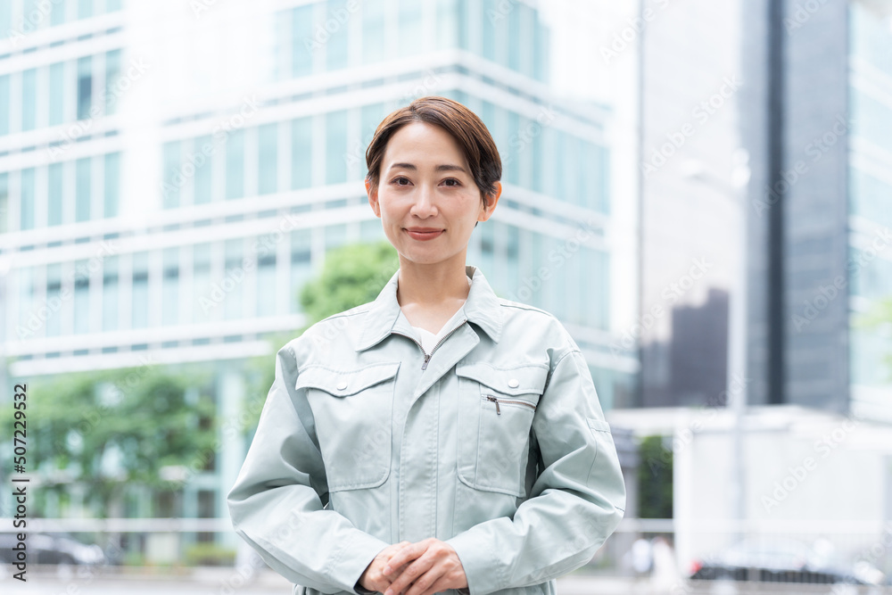 作業着を着た笑顔の女性 仕事 ビジネス Stock Foto Adobe Stock