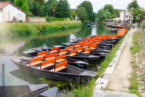 Quai embarquement dans le Marais Poitevin, Venise verte photo