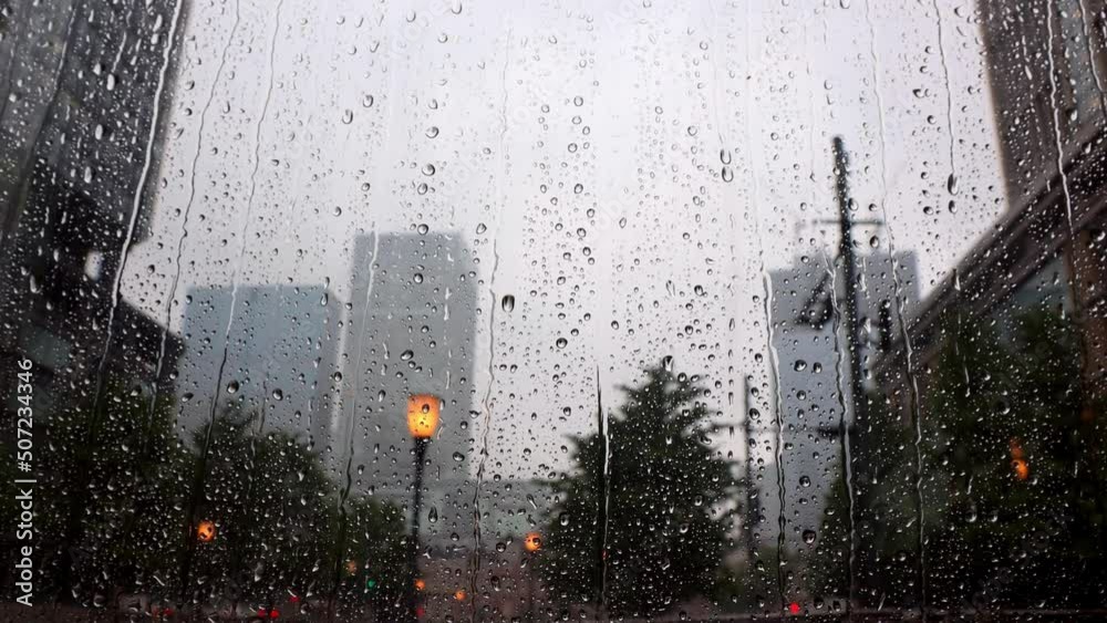 東京丸の内に降る雨(窓ガラスに流れる雨の雫) Stock-Video | Adobe Stock