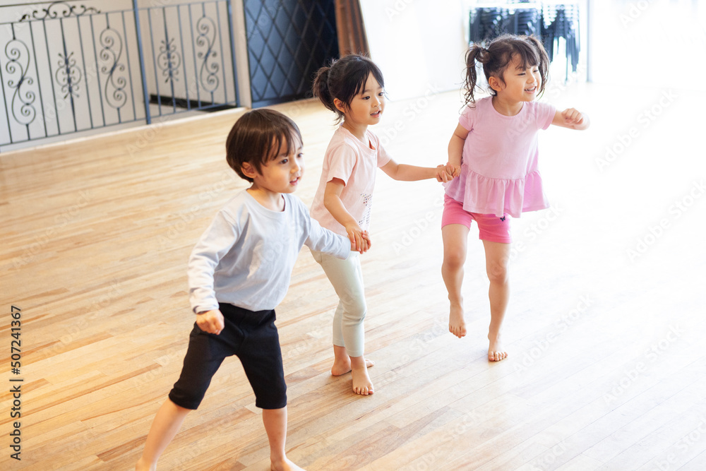 手を繋いで遊ぶ幼い子供たち