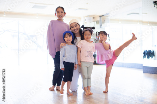 ダンス教室に通う子供と先生のポートレート