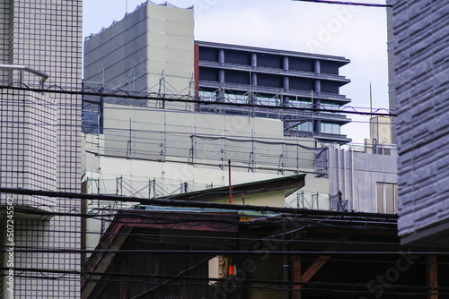 電線と解体工事が進む建物