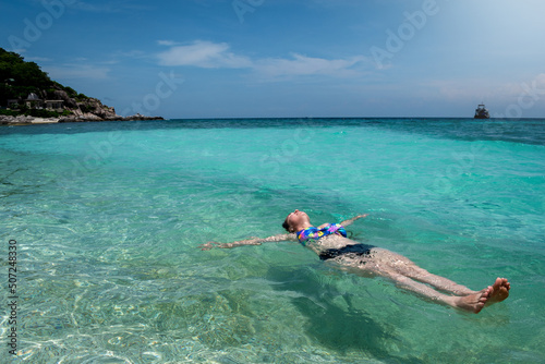 Mujer disfrutando de las aguas cristalinas de la isla Nang Yuan, en Ko Tao, Tailandia