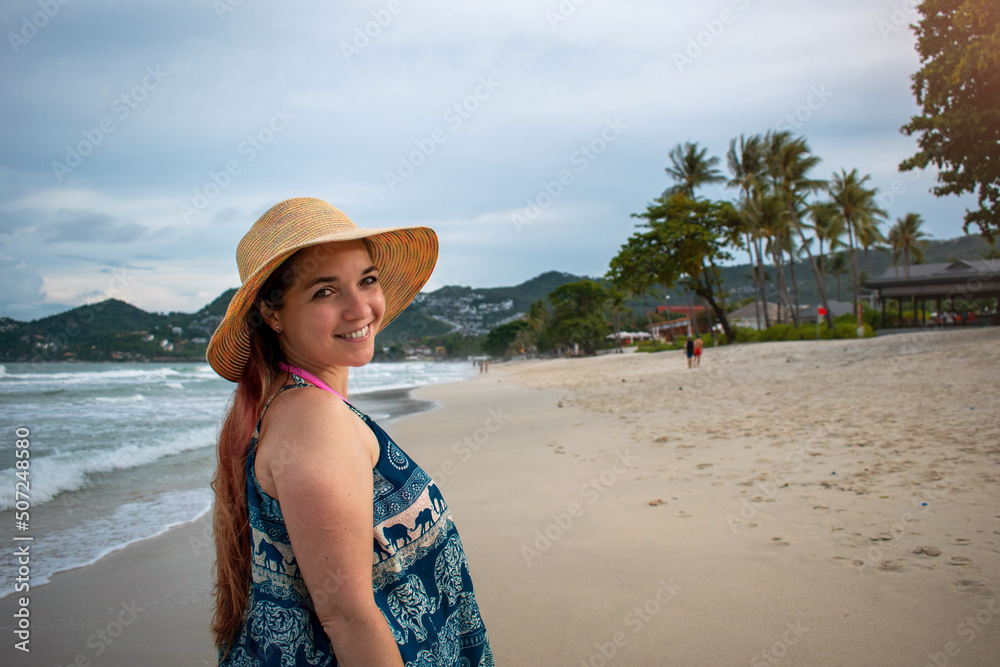 Mujer joven disfrutando de sus vacaciones en la playa de Koh Samui, en Chaweng Beach Mujer joven disfrutando de sus vacaciones en la playa de Koh Samui, en Chaweng Beach