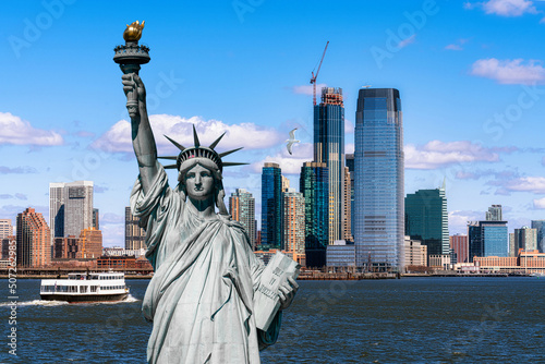 Fotografia The Statue of Liberty over the Scene of New york cityscape river side which loca