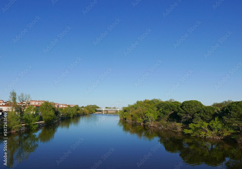 romantica vista delle sponde del fiume Tormes a Salamanca in Spagna