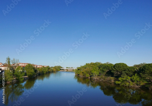 romantica vista delle sponde del fiume Tormes a Salamanca in Spagna