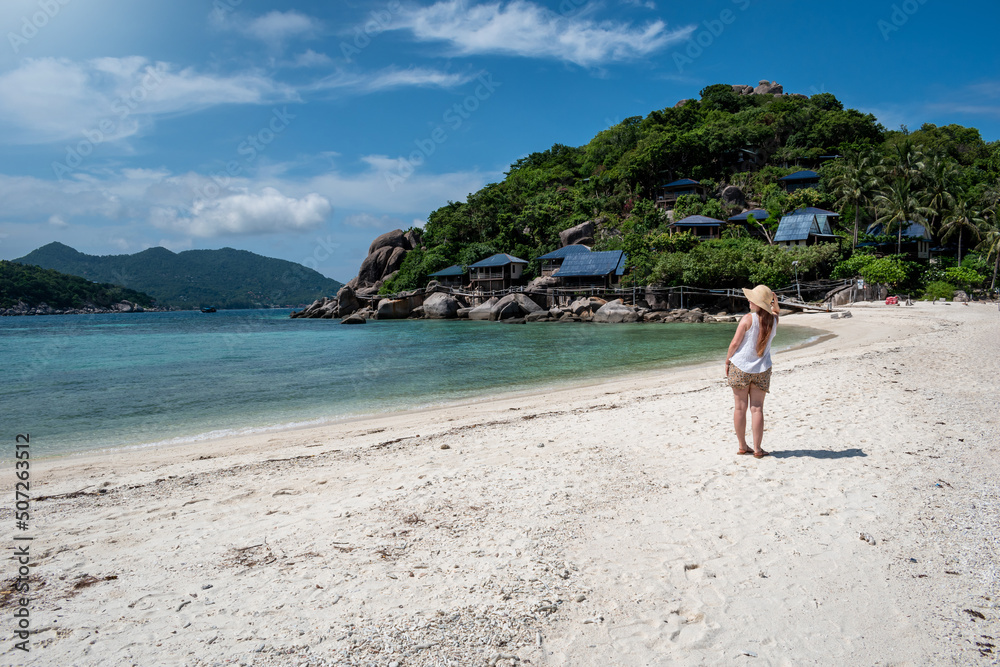 Mujer turista disfrutando de playa paradisíaca, en isla Koh Tao, Tailandia Mujer turista disfrutando de playa paradisíaca, en isla Koh Tao, Tailandia