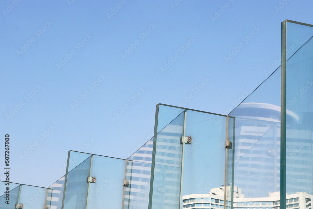 Laminated glass facade structure special thickness layer.