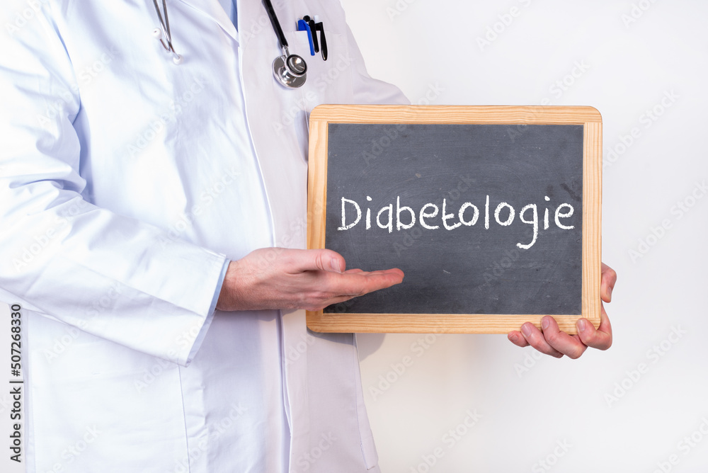 Arzt mit einer Tafel auf der Diabetologie steht Arzt mit einer Tafel auf der Diabetologie steht