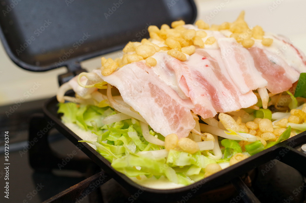ホットサンドメーカーで作っているお好み焼き ホットサンドメーカーで作っているお好み焼き