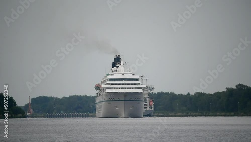 Kreuzfahrtschiff Amadea fährt durch den Nord-Ostsee-Kanal photo