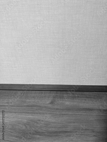 Fototapeta Naklejka Na Ścianę i Meble -  モノクロの紙のような質感の壁紙と木の床