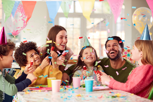 Canvas Print Girl With Parents And Friends At Home Celebrating Birthday Firing Confetti Poppe