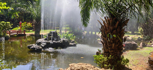 Linda fonte localizada em trabalho artístico de pedras em lago localizado em Caldas Novas no município de Goias, Brasil.