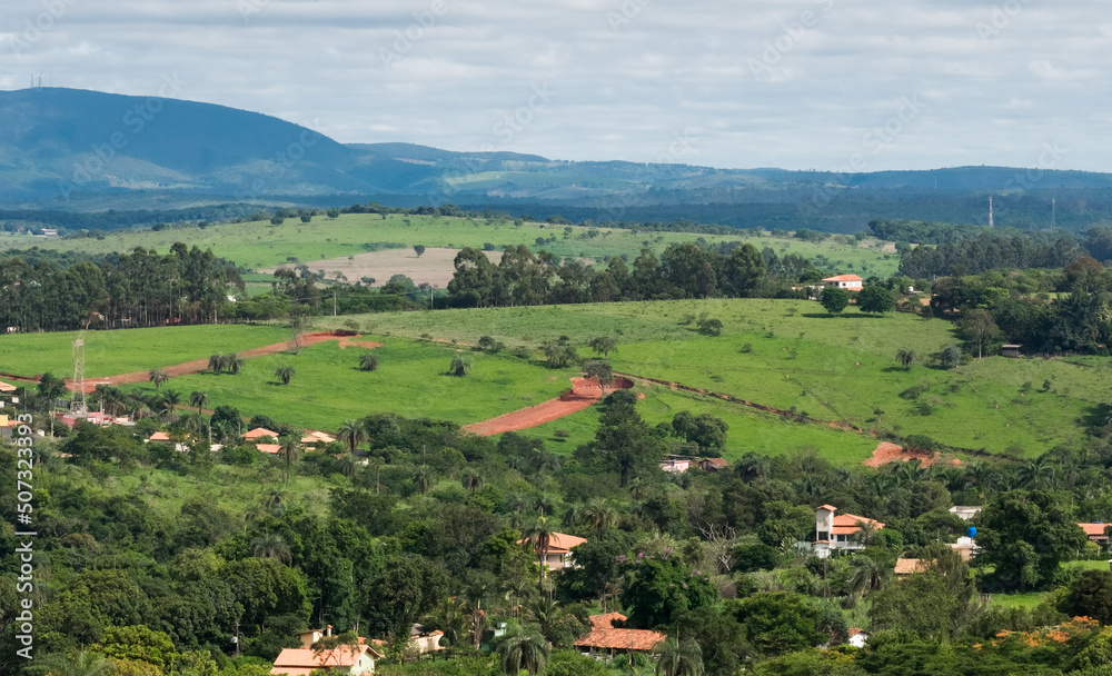 Vista de cima de monte de região de sítios em Igarapé, com muita vegetação e montanhas em volta. Minas Gerais, Brasil. Vista de cima de monte de região de sítios em Igarapé, com muita vegetação e montanhas em volta. Minas Gerais, Brasil.