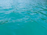 水面の波模様　エメラルドグリーンの水面背景