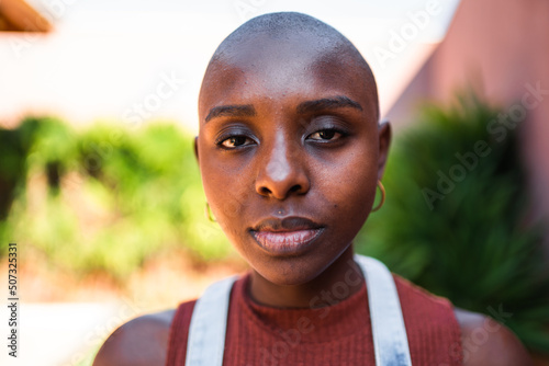 Bela mulher negra em um jardim desfocado ao fundo