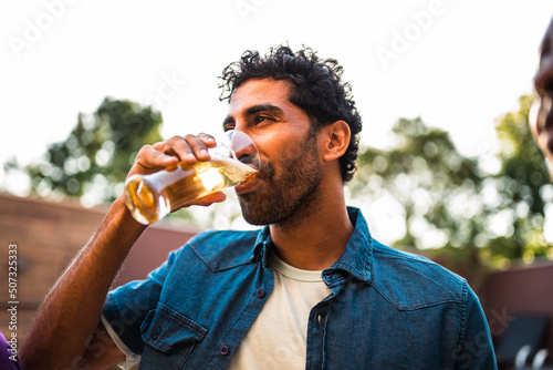 Belo jovem bebendo cerveja