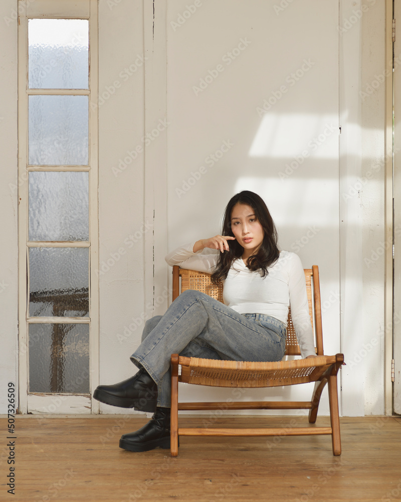 Fototapeta premium リビングの女性