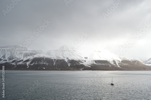 Foto snow-capped mountains at the surface of the water arctic ocean