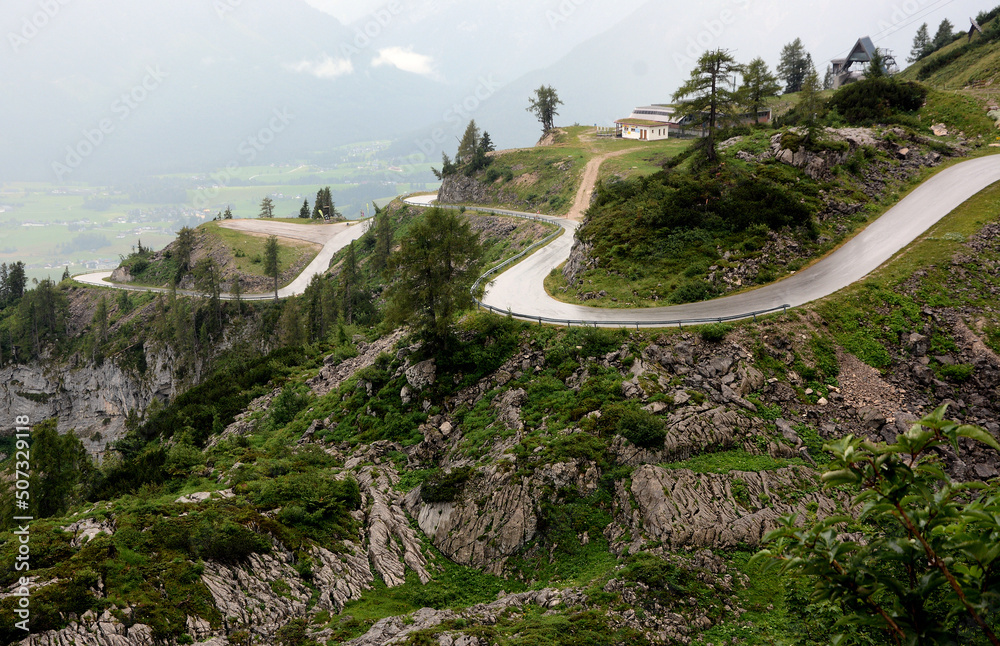 Droga na skalistej górze w Alpach - obrazy, fototapety, plakaty 