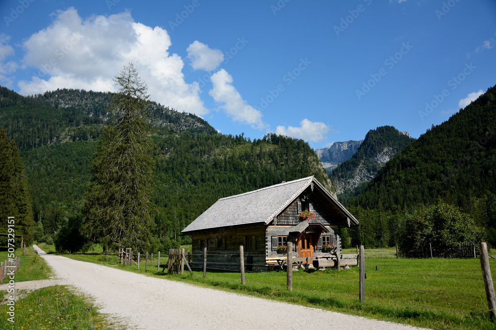 Drewniany domek na alpejskim szlaku