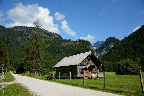 Drewniany domek na alpejskim szlaku © Hanna