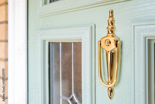 Foto Shallow focus of an ornate door knocker with integrated peep hole