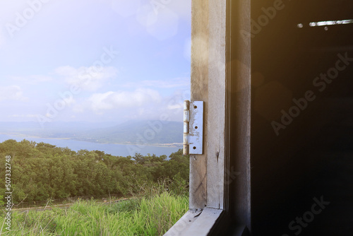 Foto An old window look out to see the mountain view in the country side green environment