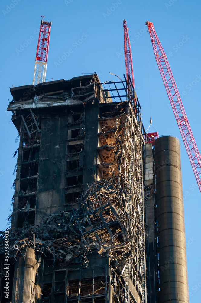 remains of a burned and bombed skyscraper in a Spanish city foto de