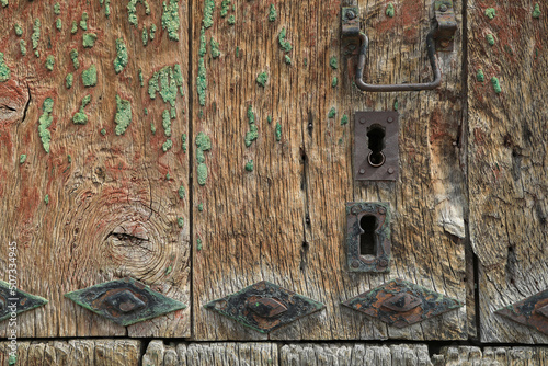 cerradura antigua metal puerta madera casa pueblo rural país vasco 4M0A8282-as22