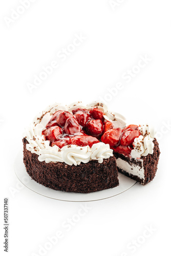 
cake with strawberries and cream