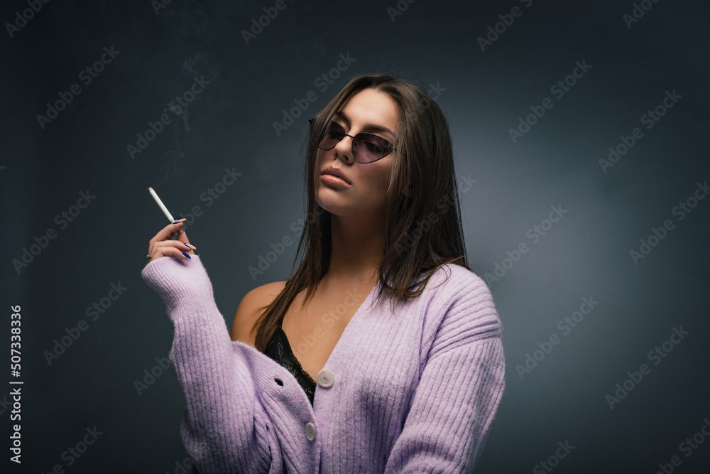 Obraz premium Posing with the cigarette