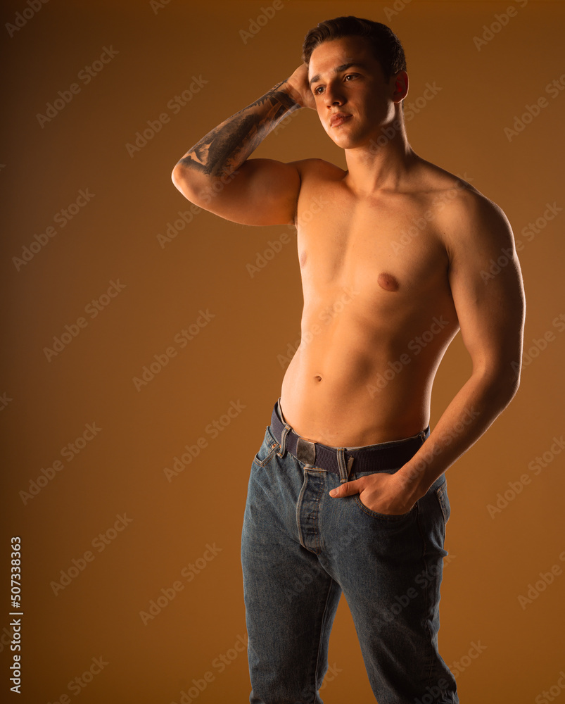 Naklejka premium Attractive shirtless man