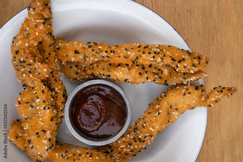 Foto de Rustic American food. Top closeup view of fried chicken sticks