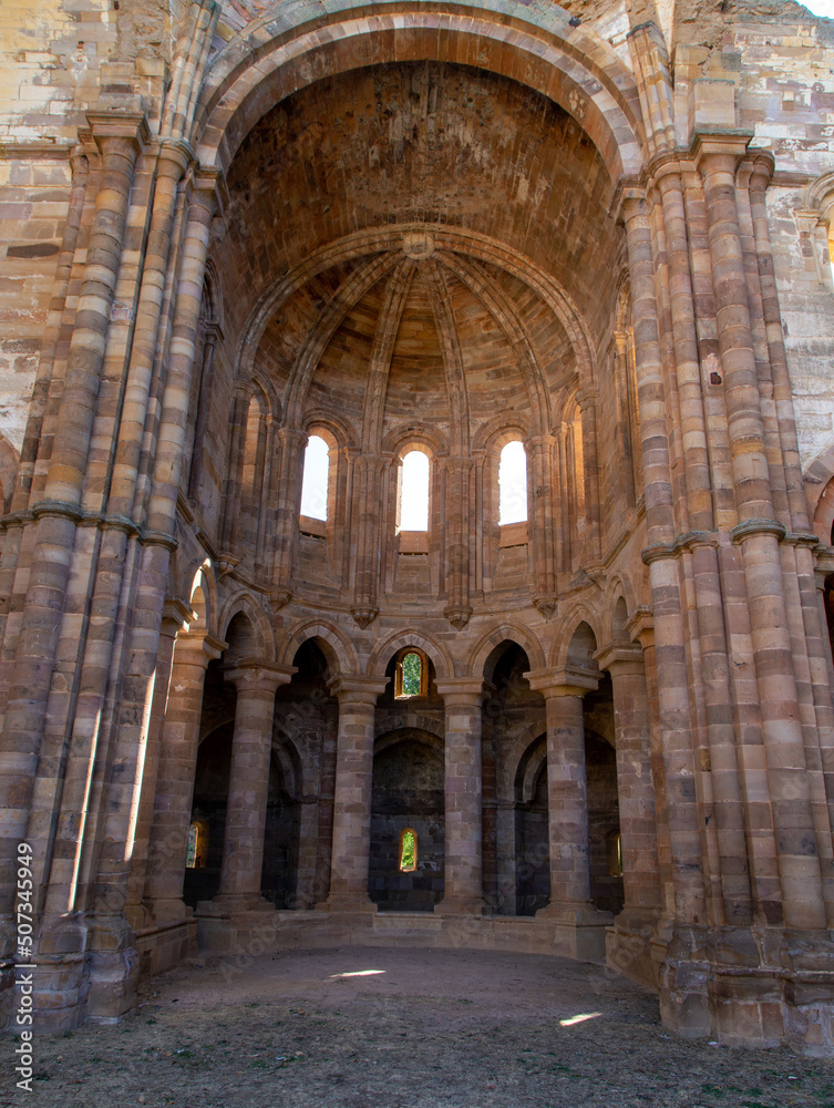 Vista del ábside del monasterio románico de Santa María de Moreruela (principios del siglo XII). Zamora, España.