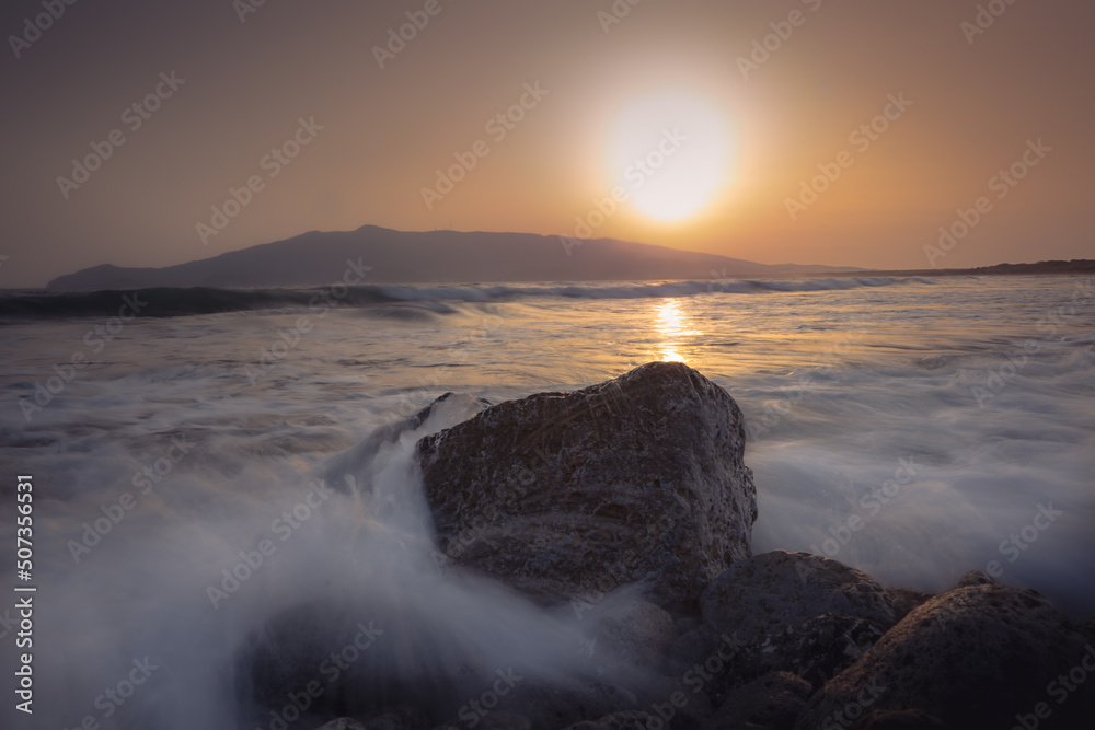 Sonnenuntergangsstimmung an der Küste und felsigen Strand