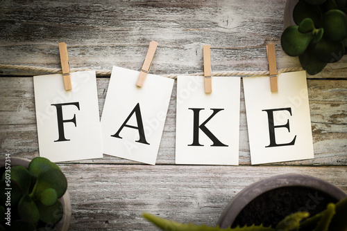 Quadro su tela The Word FAKE Concept Printed on Cards