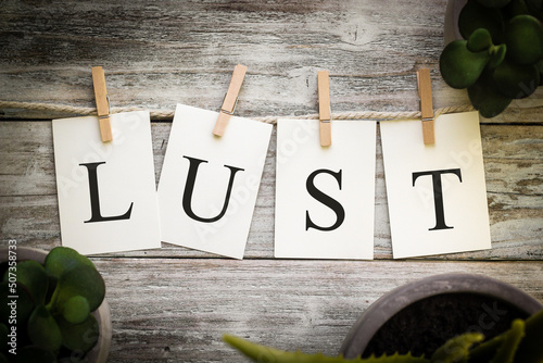 Konstfotografi The Word LUST Concept Printed on Cards