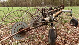 Old agricultural machine. Tedder, hay spreader. Stara maszyna rolnicza. Przetrząsacz, rozrzutnik siana.
